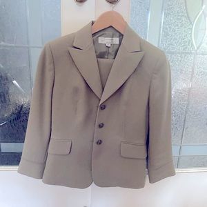Tahari skirt suit size 4P like new condition
